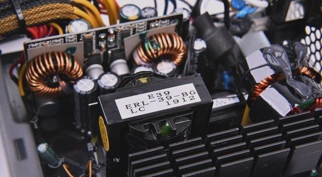 鑫谷GP700P白金——性能卓越的电源选择（可靠稳定，保护设备，满足高性能需求）
