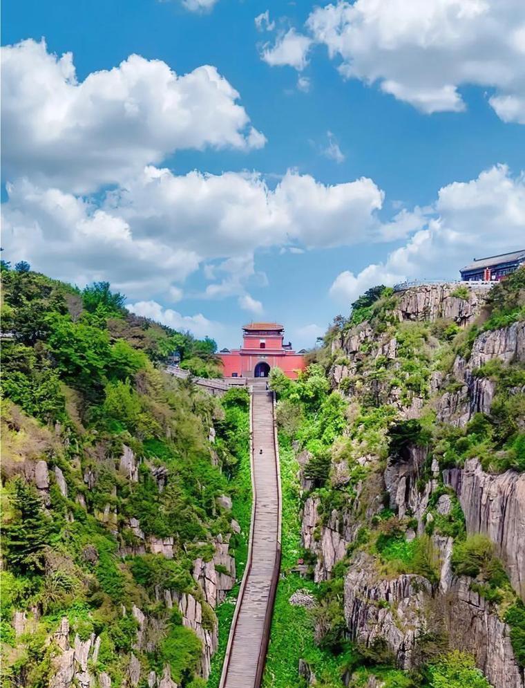 探寻泰山之美——最佳时间畅游泰山（欣赏日出日落，尽享壮丽景色，畅游泰山的最佳时间是什么时候？）